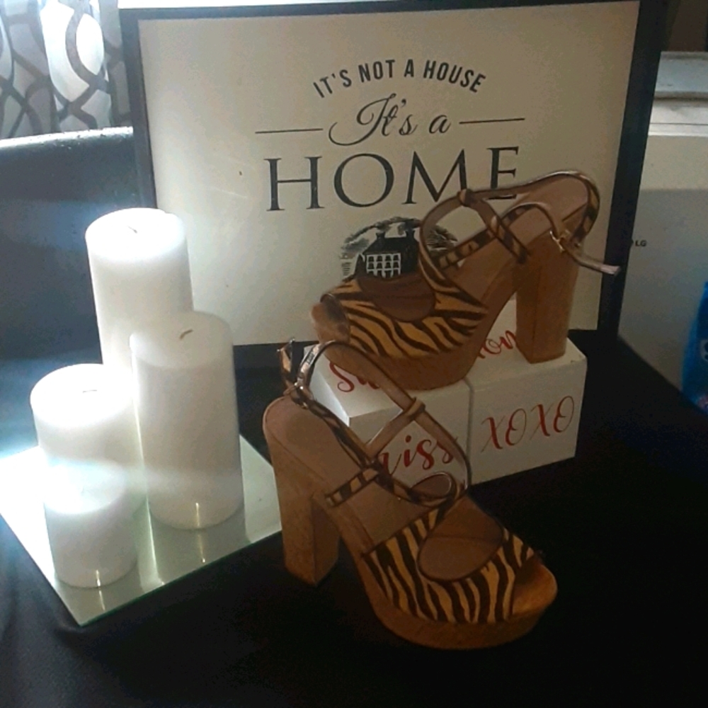 Vince Camuto: brown zebra print heals brand new - Picture 1 of 8